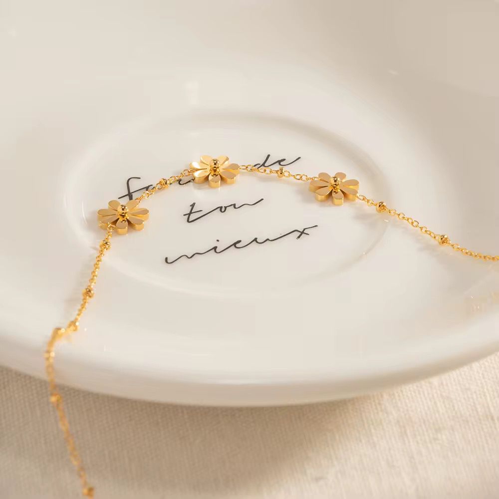 Dainty Triple Flower Necklace – Tarnish-Free