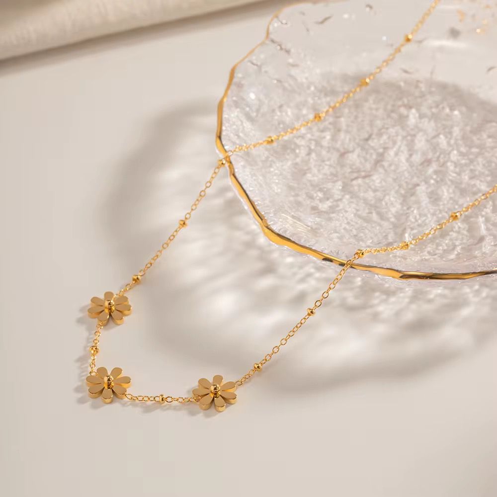 Dainty Triple Flower Necklace – Tarnish-Free