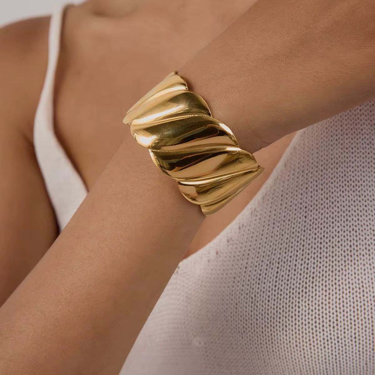 Twisted Harmony Statement Cuff – Bold & Timeless Elegance